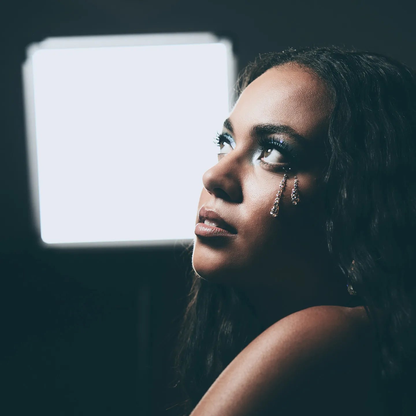 Soft, yet contrasty lighting by the Jet Light